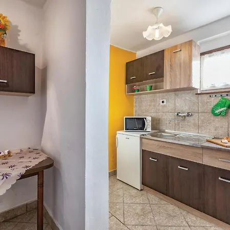 1 Bedroom Beautiful In Apartment Divsici