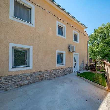 Apartment 1 Bedroom Beautiful In Divsici