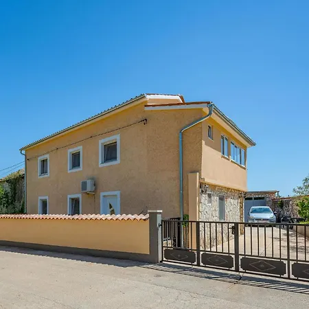 1 Bedroom Beautiful In Apartment Divsici