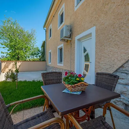 1 Bedroom Beautiful In *